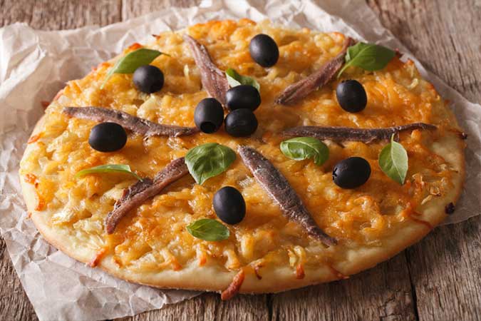 Pissaladière o tarta salada de cebolla, anchoas y aceitunas