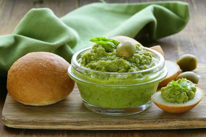 Tapenade de anchoas, albahaca y aceitunas