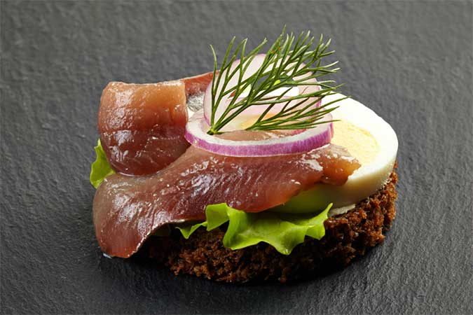 Tosta de anchoa y huevo con pan de centeno